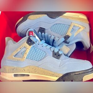 Brand NWT Jordan 4 Retro University Blue (GS) Size 6.5 Youth
